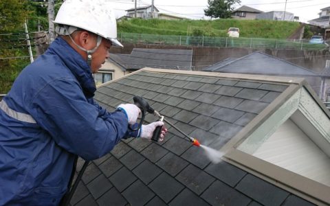 屋根高圧洗浄中