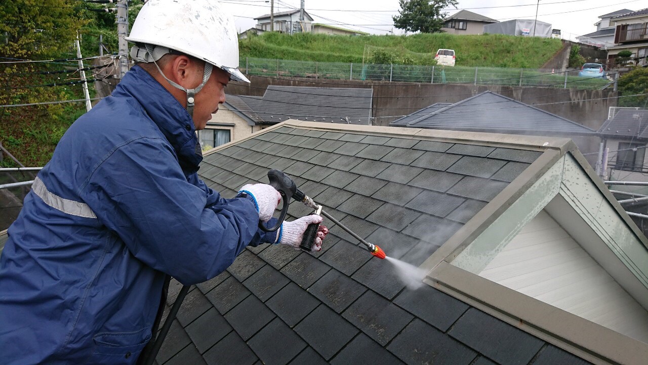屋根高圧洗浄中