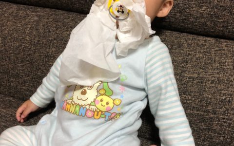 息子　ティッシュとおしゃぶり